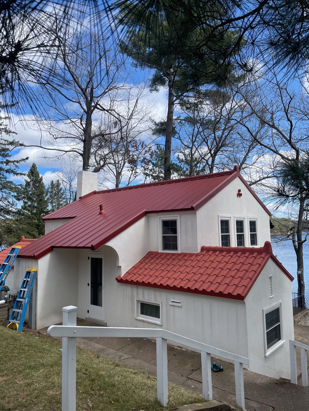 Professional Siding Services: completed Okler Roofing exterior project in the Upper Peninsula, photo 1